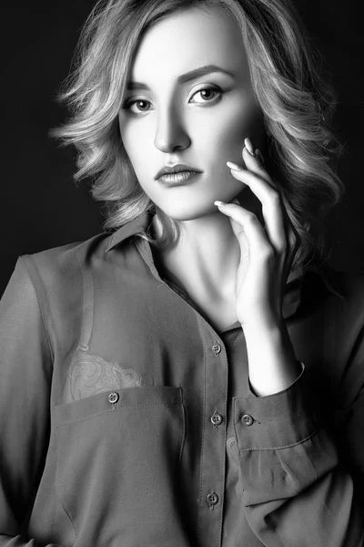 Studio photo de jeune femme blonde bouclée sur fond noir. Noir et blanc — Photo