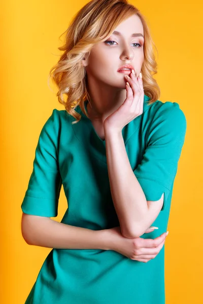 Studio fotografii młodych Kręcone blond kobieta na żółtym tle. — Zdjęcie stockowe
