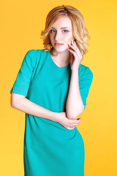 Studio Foto av unga lockiga blonda kvinnan på gul bakgrund. — Stockfoto