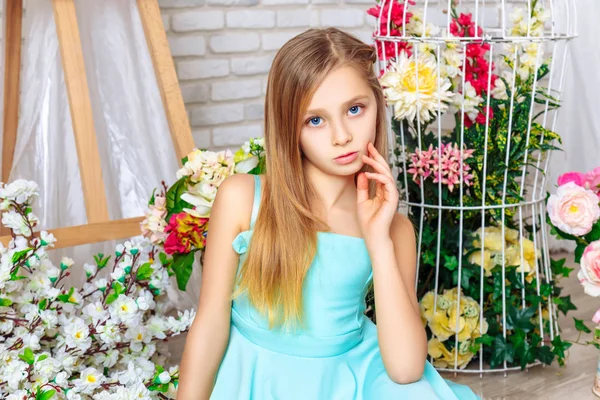 완벽 한 메이크업과 헤어 드레스와 함께 아름 다운 소녀 — 스톡 사진