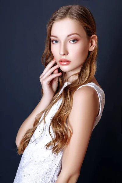 Moda portre sarışın saçlı güzel genç kadın. Siyah bir zemin üzerine beyaz yaz elbiseli kız — Stok fotoğraf