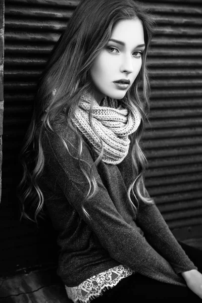 Gorgeous fashionable young blonde girl street portrait. Black and white — Stock Photo, Image