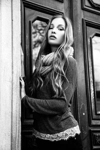 豪華なファッショナブルな若いブロンドの女の子ストリート ポートレート。黒と白 — ストック写真