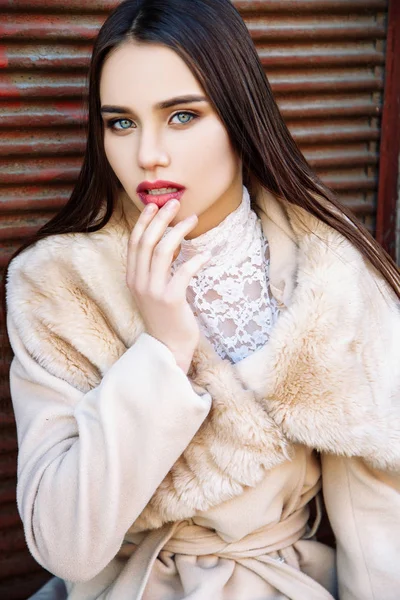 在米色的外套，一个年轻漂亮的女人的肖像秋季户外 — 图库照片