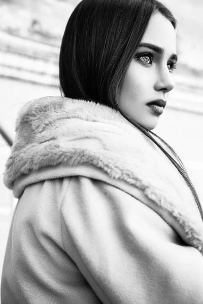 Porträt einer jungen schönen Frau im beigen Mantel, Herbst im Freien. schwarz-weiß — Stockfoto