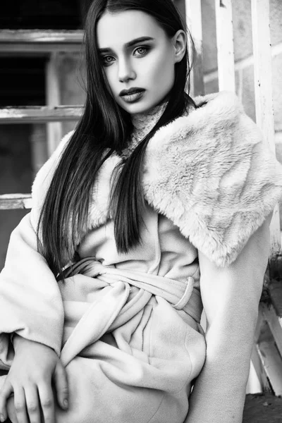 Retrato de uma jovem mulher bonita em casaco bege, outono ao ar livre. Preto e branco — Fotografia de Stock