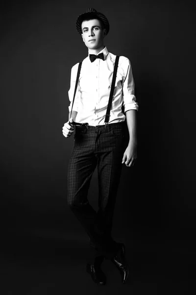 时尚的年轻模特身上的黑色背景的照片。男孩摆姿势。工作室的照片。黑色和白色 — 图库照片