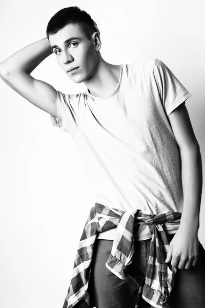 Mode foto av ung modell man på vit bakgrund. Pojke poserar. Studio Foto. Svart och vitt — Stockfoto