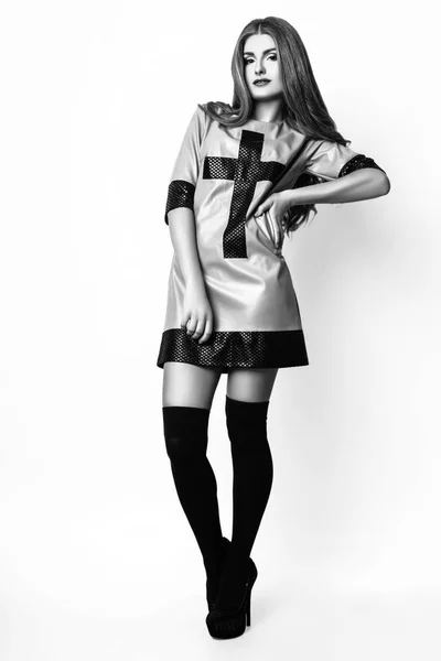 Retrato de moda de una hermosa joven con el pelo largo. Chica en un beige con vestido negro sobre un fondo blanco. Blanco y negro — Foto de Stock