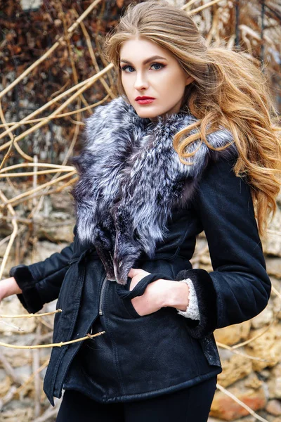 Retrato de una joven hermosa mujer en abrigo negro, otoño al aire libre — Foto de Stock