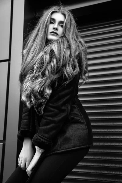 Portrait d'une jeune belle femme en manteau noir, automne à l'extérieur. Noir et blanc — Photo