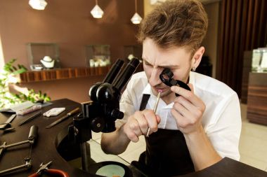 Kuyumcu mücevher Büyüteç altında inceler