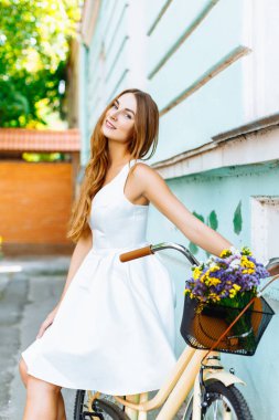 Şehrin her yerinde bisiklet ile bir yürüyüşte kız