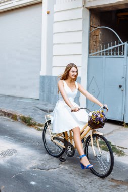 Kızı sokakta tarafından Bisiklete biniyor