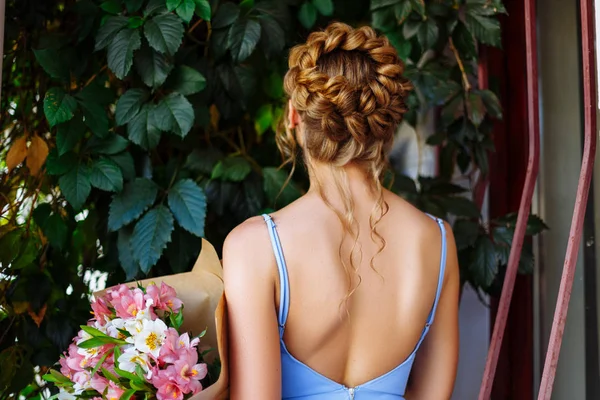 Visão traseira do penteado de uma menina bonita . — Fotografia de Stock