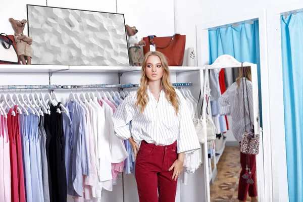 Güzel sarışın bir butik alışveriş üzerinde