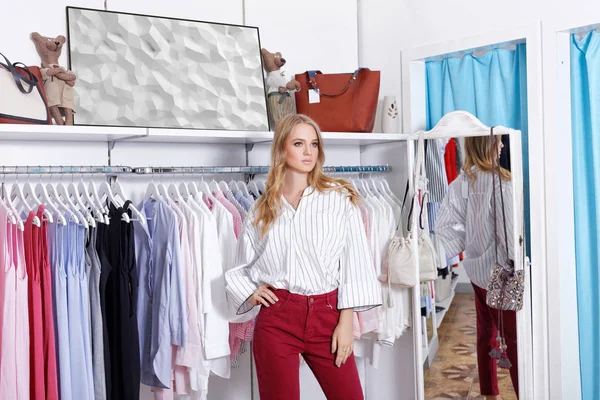 Güzel sarışın bir butik alışveriş üzerinde