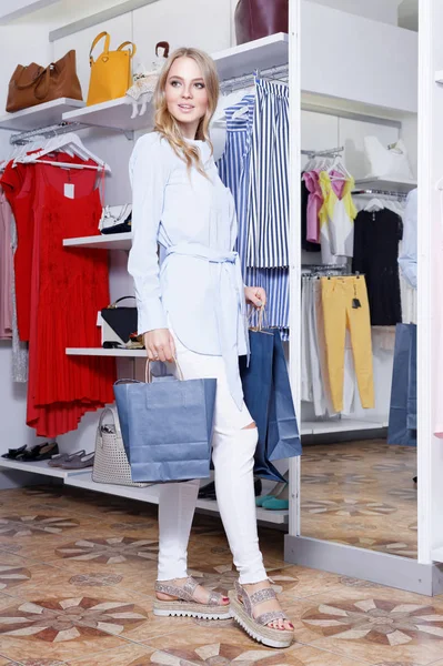 Güzel sarışın bir butik alışveriş üzerinde