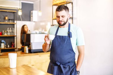 Kahve barista adam çalışır