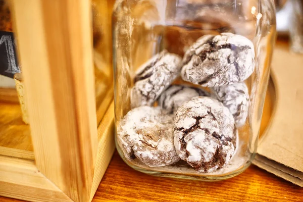 Pan de jengibre en un frasco están sobre la mesa — Foto de Stock