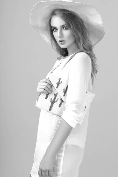 스튜디오에서 여름 옷에 아름 다운 젊은 여자의 흑백 사진 — 스톡 사진