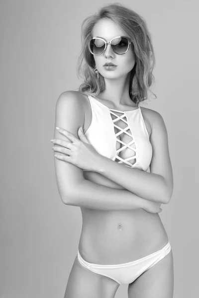 Black and white photo of young woman in swimsuit posing in studio — Stock Photo, Image