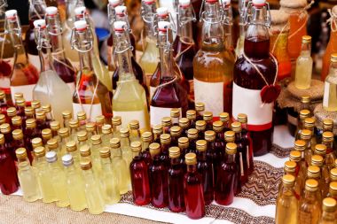 Yerel yemek Festivali. Çeşitli alkollü kokteyller ve ev yapımı reçel