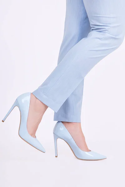 Frauenbeine in Hosen und Schuhen im Studio auf weißem Hintergrund — Stockfoto
