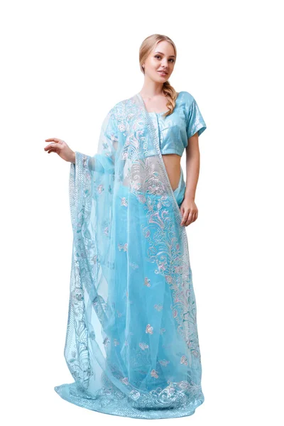 Kaukasische jonge vrouw in blauwe Indiase nationale jurk geïsoleerd — Stockfoto