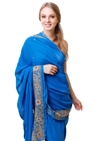 Kaukázusi fiatal nő a kék indiai nemzeti ruha elszigetelt — Stock Fotó