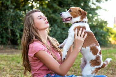 güzel kız bir beagle köpek yavrusu ile oynamak