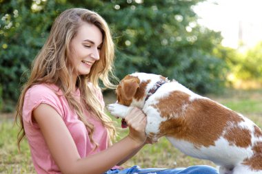 Sevimli kız parkta onun köpek ile oynuyor