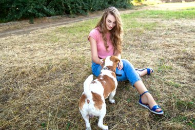 Sevimli kız parkta onun köpek ile oynuyor