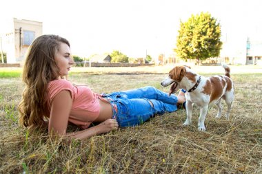 Sevimli kız parkta onun köpek ile oynuyor