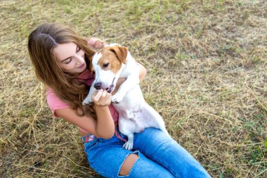 Sevimli kız parkta onun köpek ile oynuyor