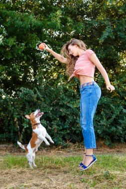 Sevimli kız parkta onun köpek ile oynuyor