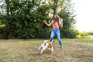 Sevimli kız parkta onun köpek ile oynuyor