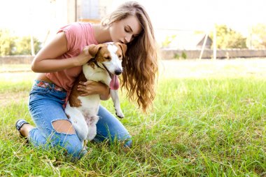 Sevimli kız parkta onun köpek ile oynuyor