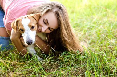 Sevimli kız parkta onun köpek ile oynuyor