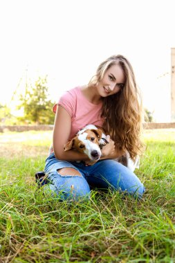 Sevimli kız parkta onun köpek ile oynuyor