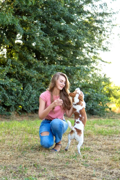 Schönes Mädchen spielt mit einem Beagle-Welpen — Stockfoto