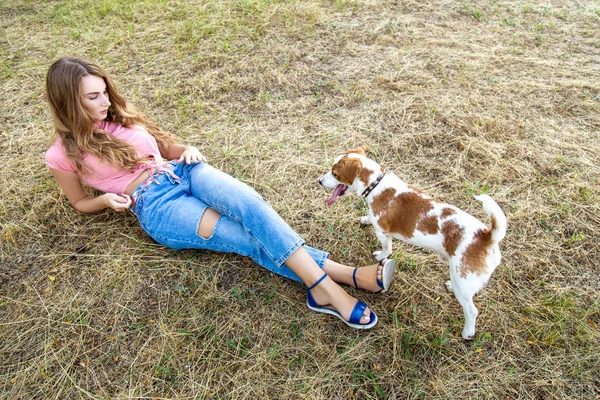 Nettes Mädchen spielt mit ihrem Hund im Park — Stockfoto