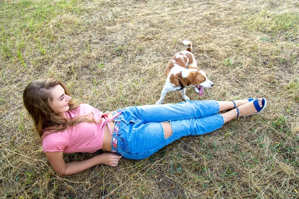 Sevimli kız parkta onun köpek ile oynuyor