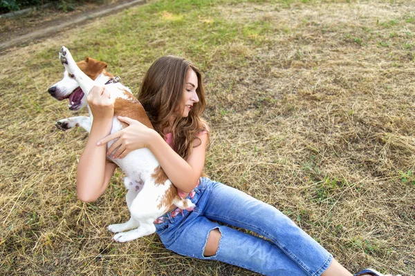 Sevimli kız parkta onun köpek ile oynuyor