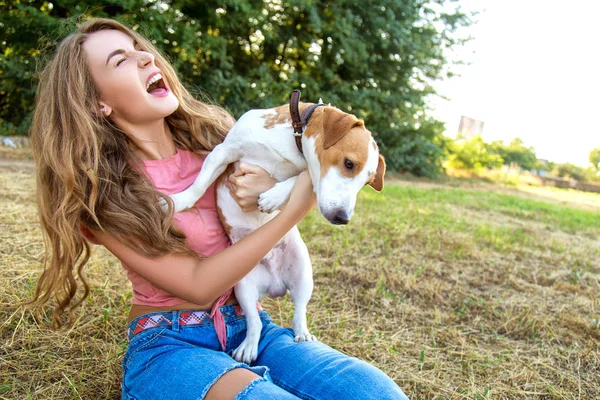 Sevimli kız parkta onun köpek ile oynuyor