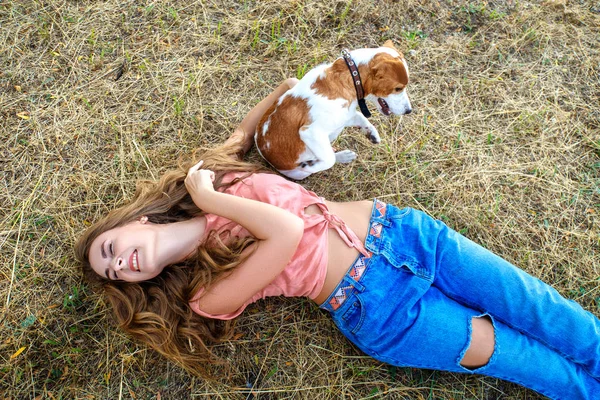 Sevimli kız parkta onun köpek ile oynuyor