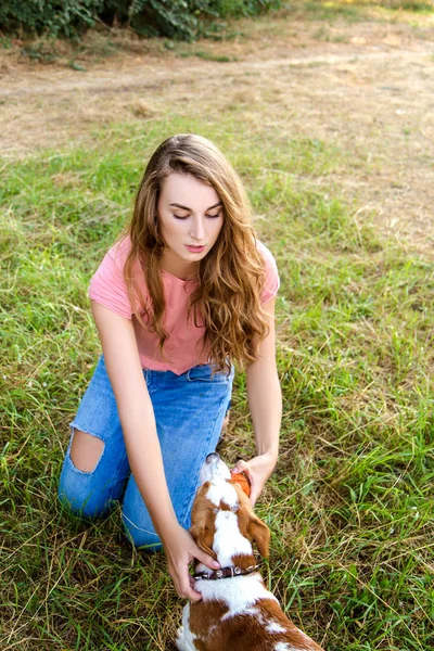 Sevimli kız parkta onun köpek ile oynuyor