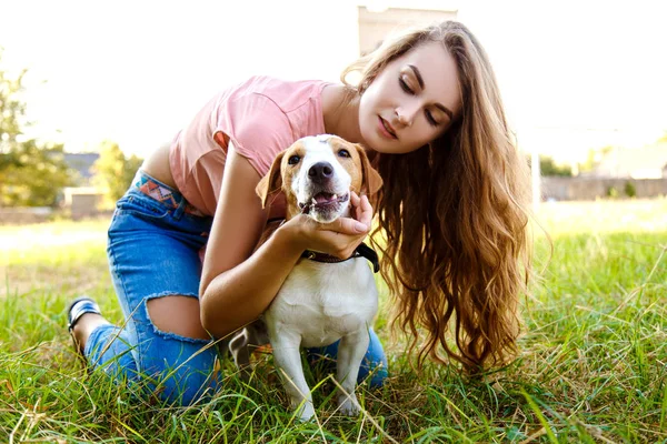 Nettes Mädchen spielt mit ihrem Hund im Park — Stockfoto