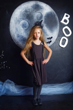 Güzel küçük kız Halloween cadı kostüm