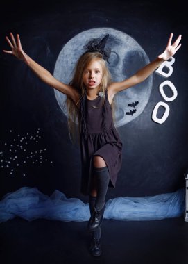 Güzel küçük kız Halloween cadı kostüm